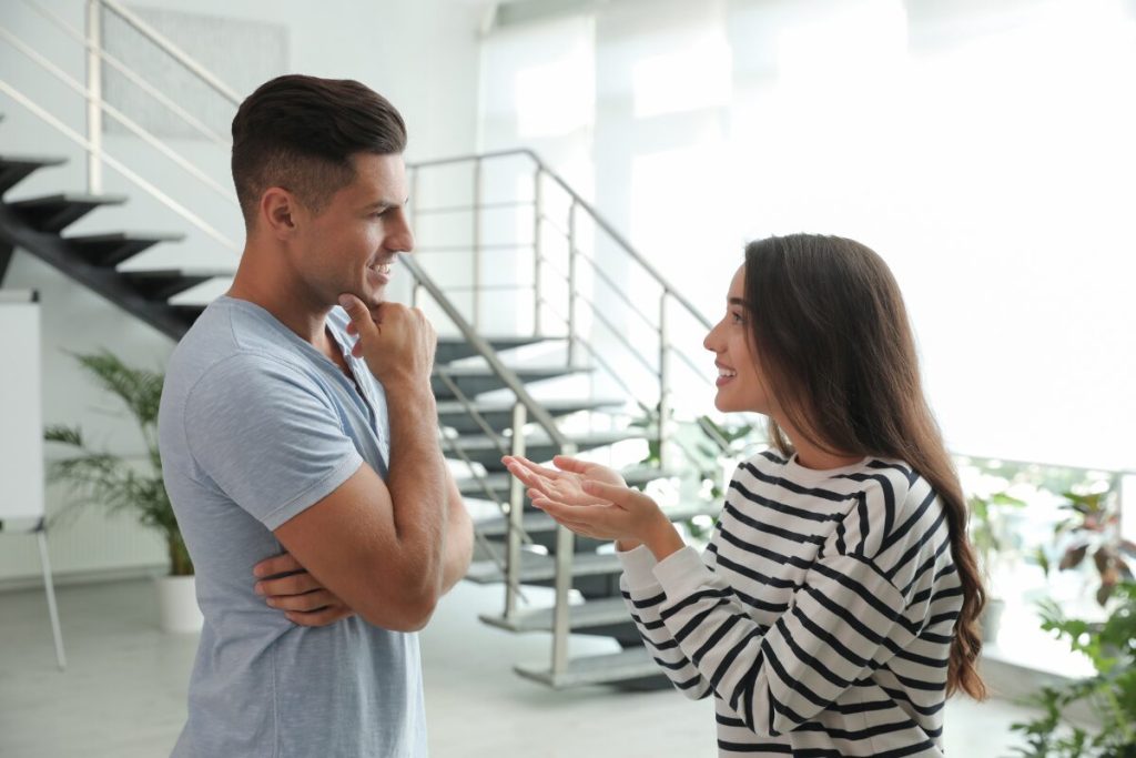 彼にとって単なる知り合いから気になる女性になるまでのステップ
ステップ3 軽口をかわす
立ち話をする男女
