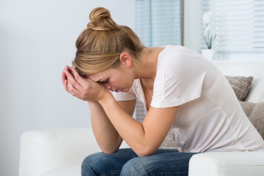 元交際相手からのストーカー被害にあわないために
被害者側の意識
頭を抱える女性
