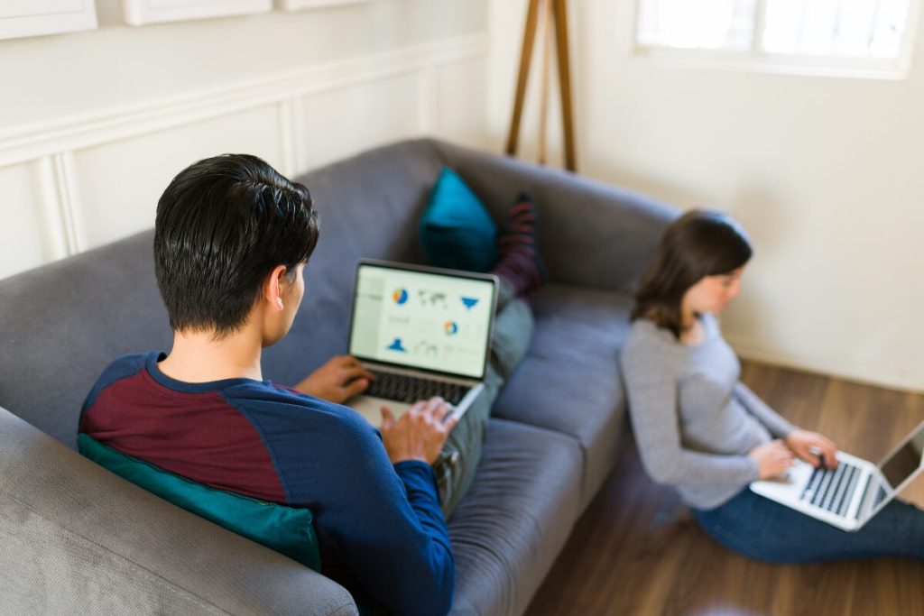 夫婦で共通の趣味を探してみる
副業
PCで作業するカップル