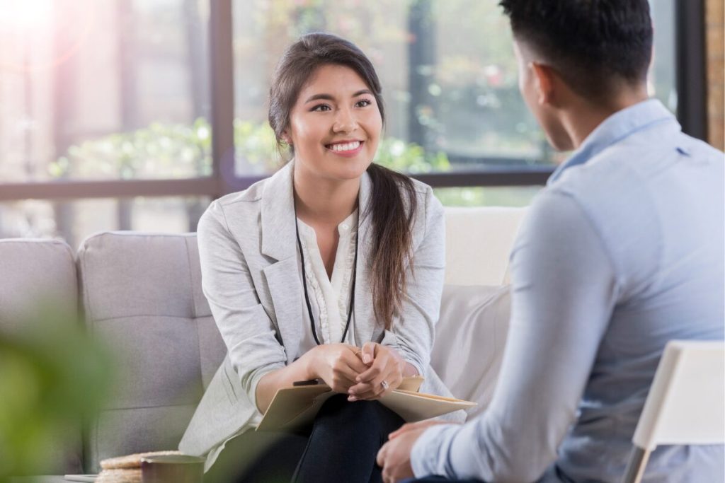 上手くいく婚活には理由があるのです
結婚相談所へ
カウンセリングを受ける男性