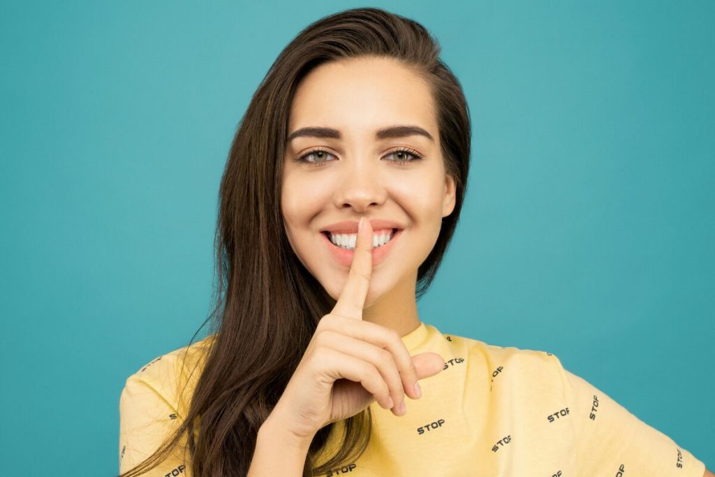 旦那が気付かない間に夫婦の倦怠期を乗り越える
対策は密かに
しーっをする女性