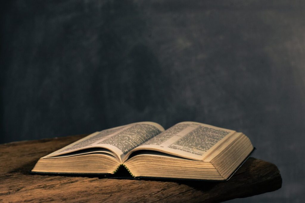 全員悪人　マッチングアプリに潜む闇の住人5選　
宗教団体
聖書の写真