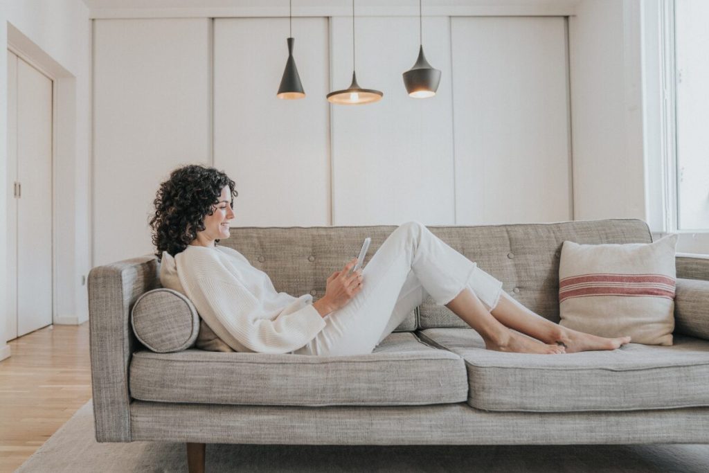 夫婦にも定休日が必要だ
もちろん家事も定休日
ソファでくつろぐ女性