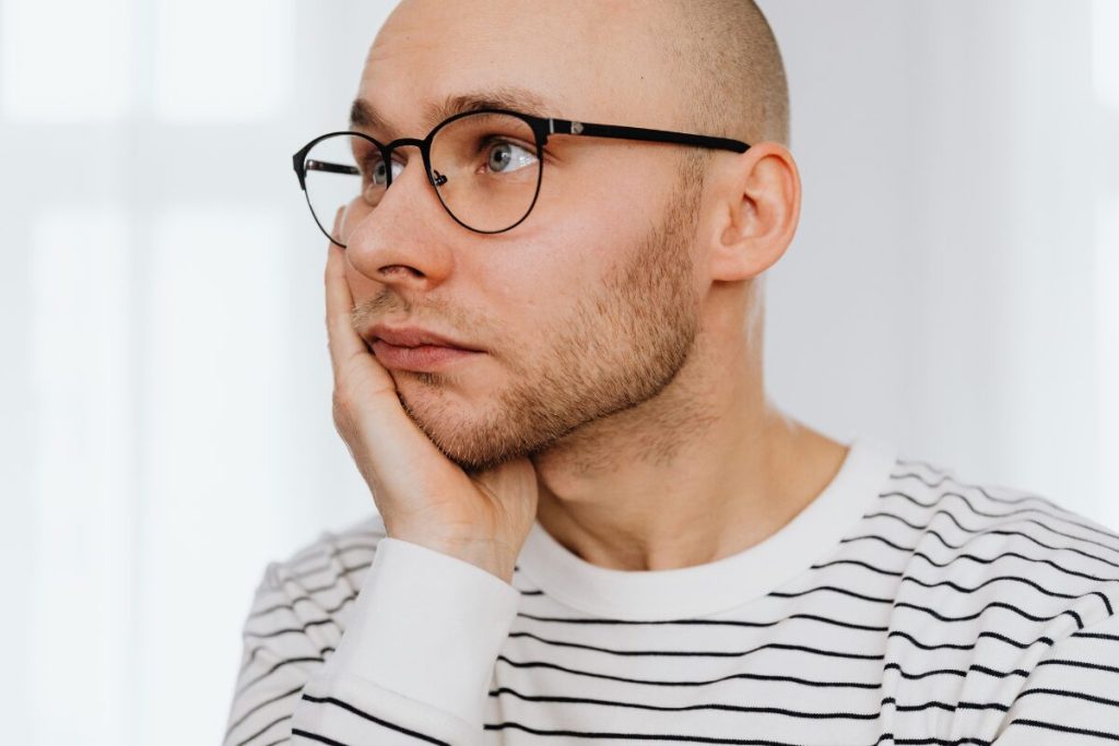 そうだイケオジになろう
お肌
頬に手を当てる男性