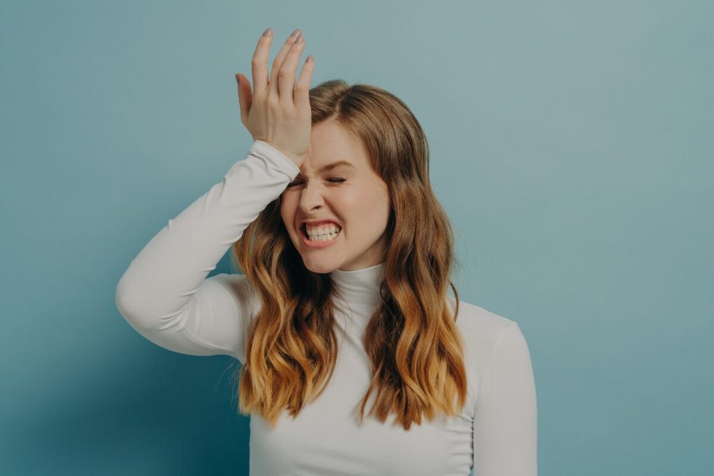 メンタルやばい人に起きること
外から力が加わると
頭をおさえる女性