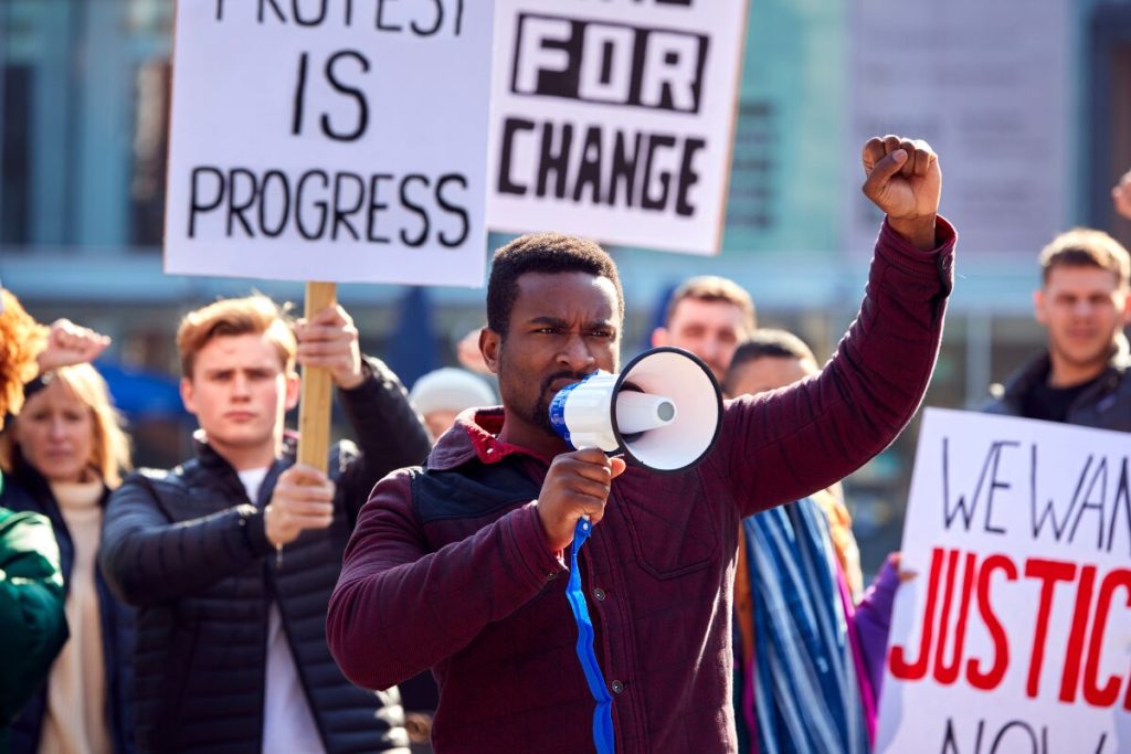 間違った正当防衛の解釈
認められている権利
デモをする人々