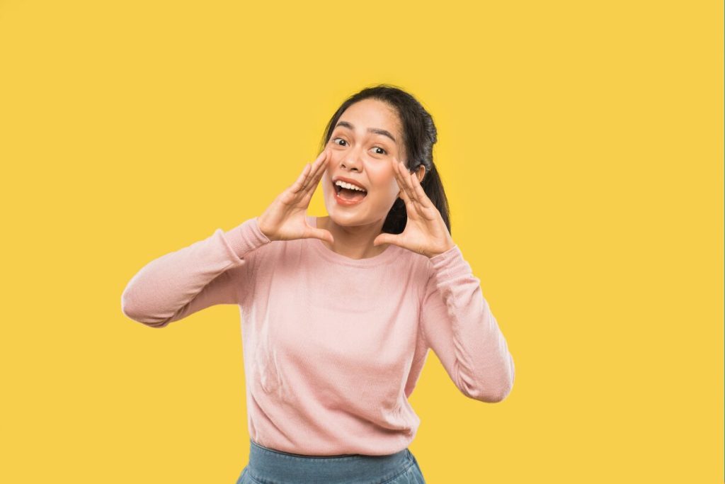 自分の性格を知っていますか？
性格なんて変わります
両手をメガホンにして叫ぶ女性