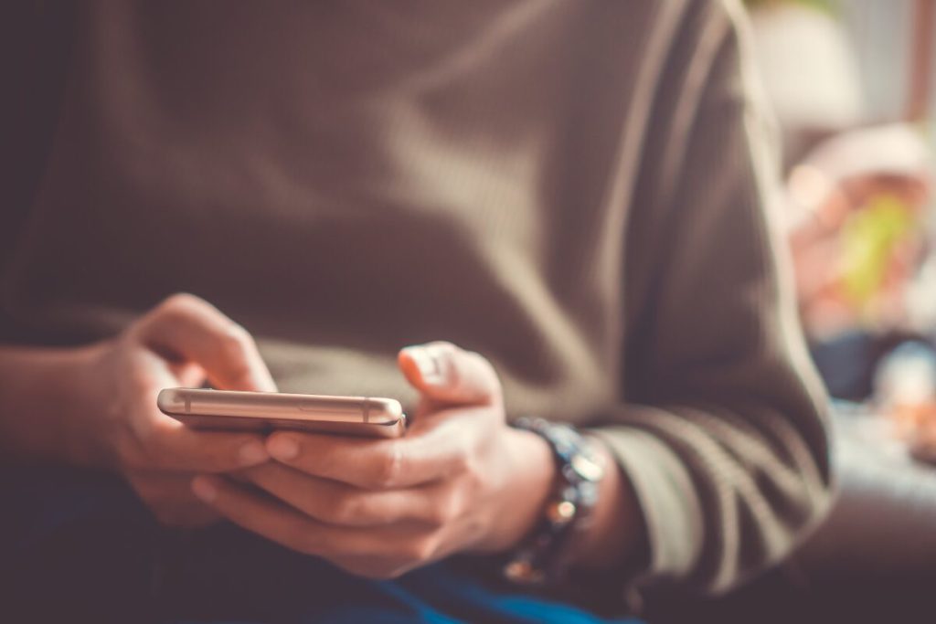 全員悪人　マッチングアプリに潜む闇の住人5選
謎の外国人
スマホをいじる外国人