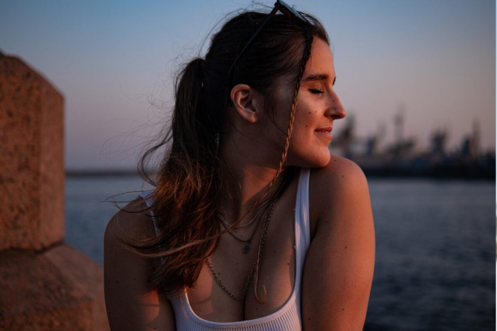 好かれたい女性の最終手段　男性の本能にうったえかける
覗こうとするのは好奇心？
セクシーな恰好の女性