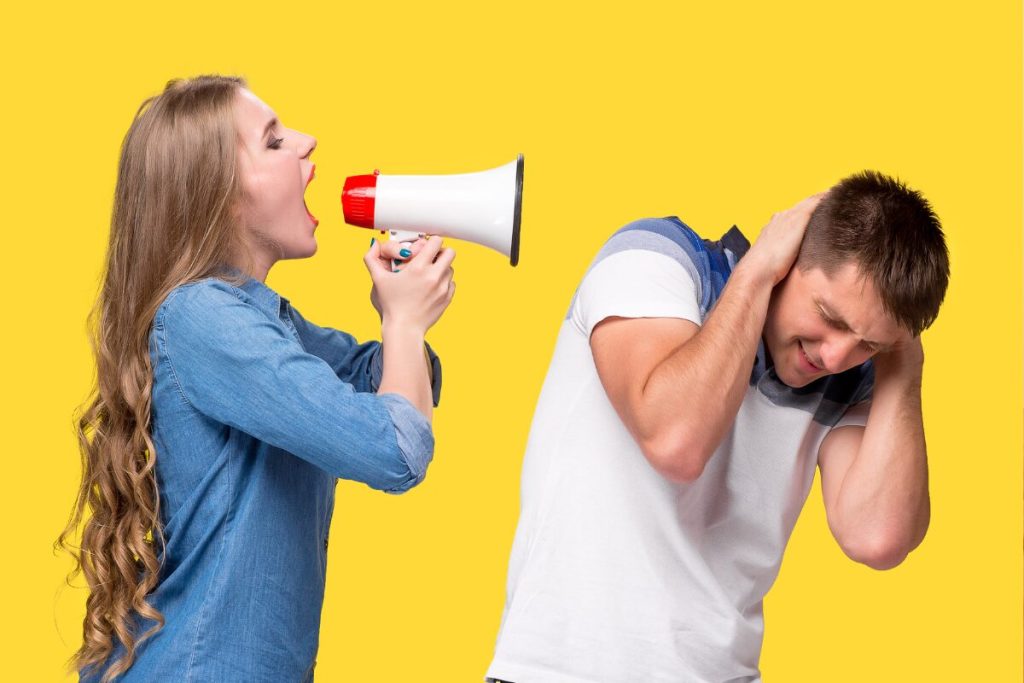 夫婦にも定休日が必要だ
どちらかの趣味を徹底してやる
男性にメガホンで命令する女性