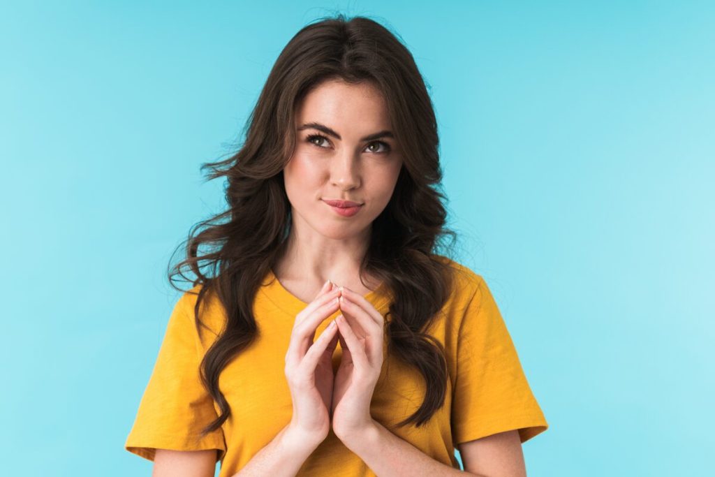 彼にとって単なる知り合いから気になる女性になるまでのステップ
ステップ6 技はおしみなく出す
あざとい仕草の女性