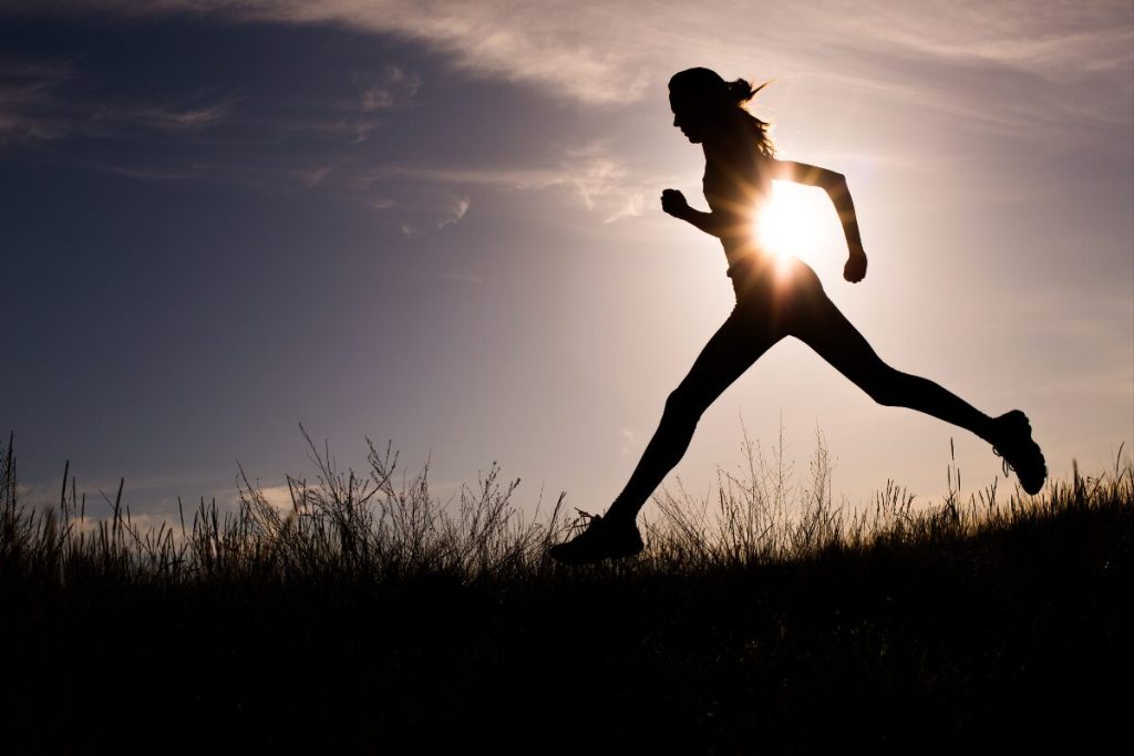 間違った正当防衛の解釈
最も良い方法
逃げる女性