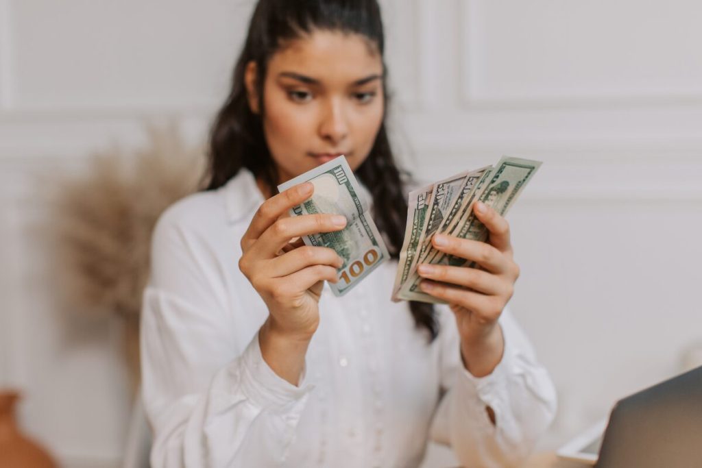 結婚相談所がやってくれること
費用
お金を数える女性