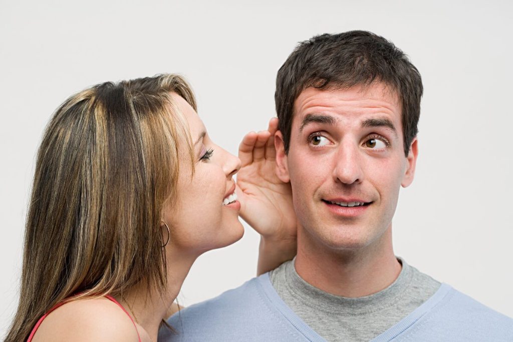 好かれたい女性の最終手段　男性の本能にうったえかける
聴覚へのアプローチ
耳打ちする女性