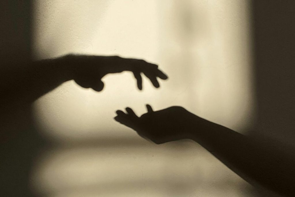 好かれたい女性の最終手段　男性の本能にうったえかける
触覚へのアプローチ
手と手が触れそうな写真