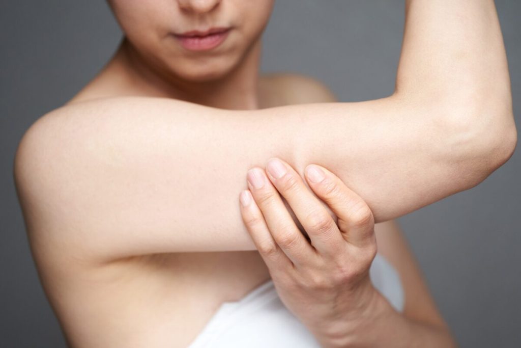 マッサージ店ってどうなの？
それ以外の効果
二の腕を自分でもむ女性