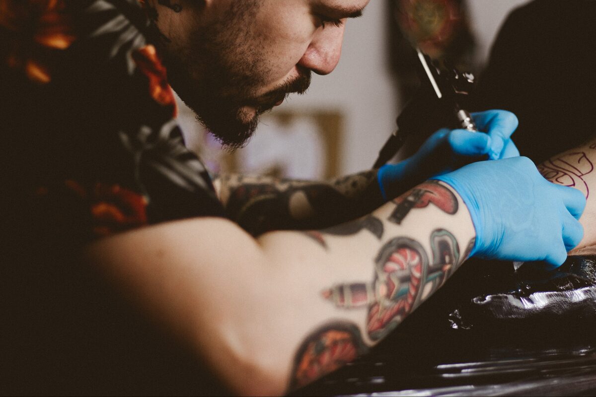 デジタルタトゥーを彫る人 ネット上でいつまでも消せないデジタルタトゥー。その後の人生に大きな影を落とすその原因を探ります。