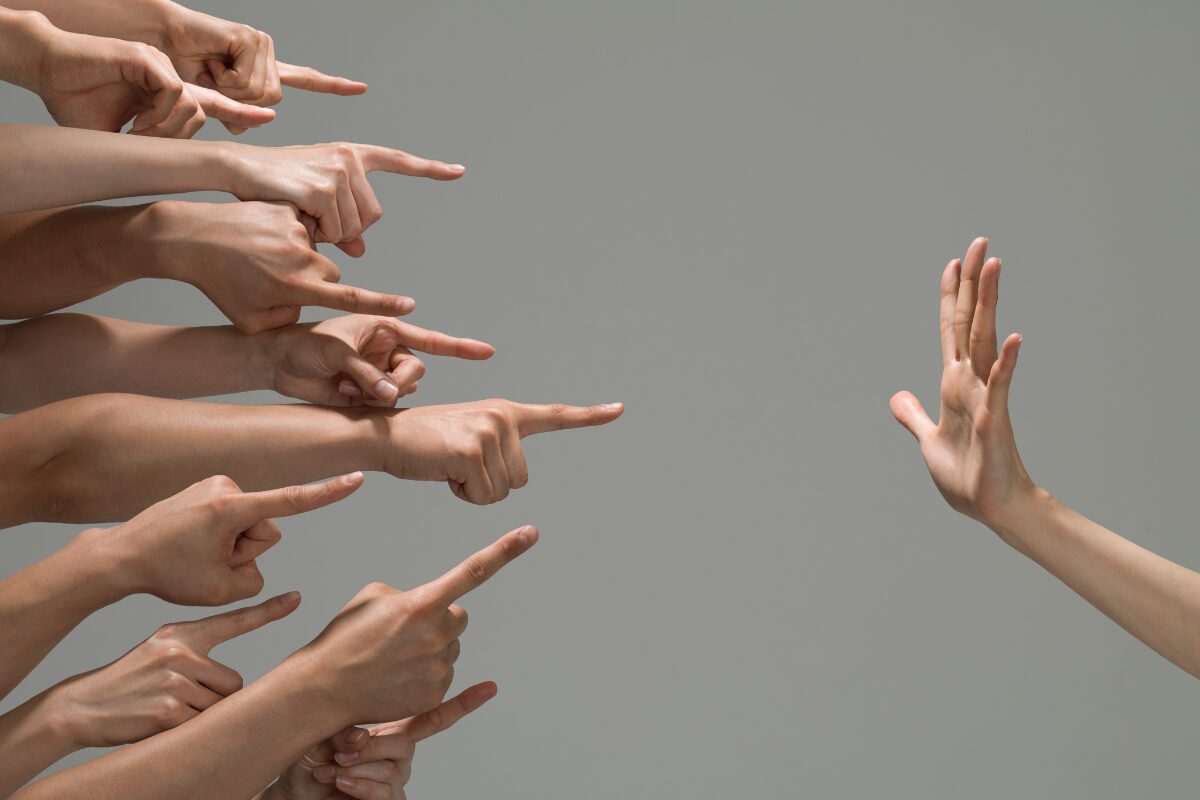 いじめ　同調圧力　村八分 いつまでもなくならない社会問題であるいじめ。痛ましい事件がおきる度に撲滅キャンペーンがはじまります。しかしホントになくなるの？