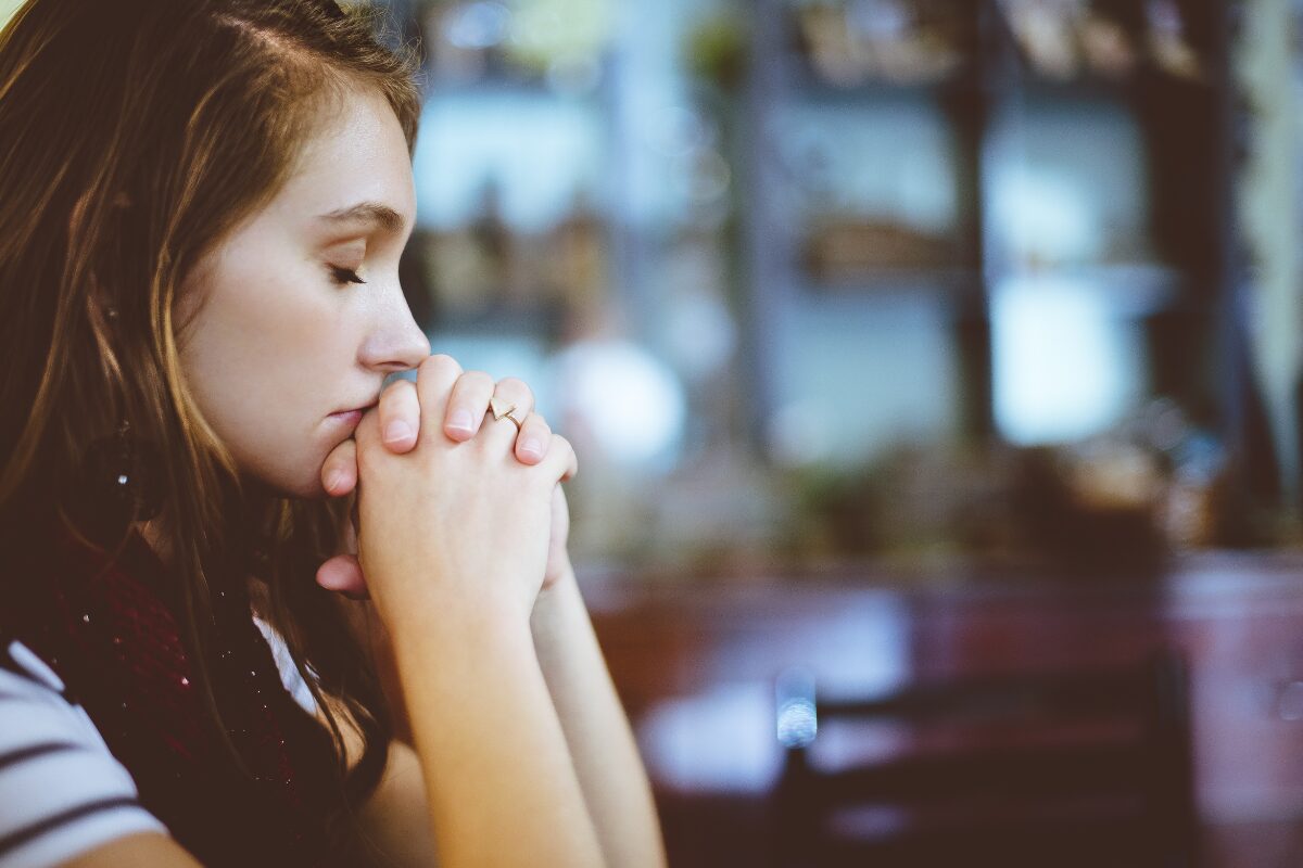 恋するあなたの祈りの力と言葉の力 片思いの相手と両想いになりたい。恋をしたら誰でもそう思うに違いありません。今回は好きな人を祈るその力について解説してみました。