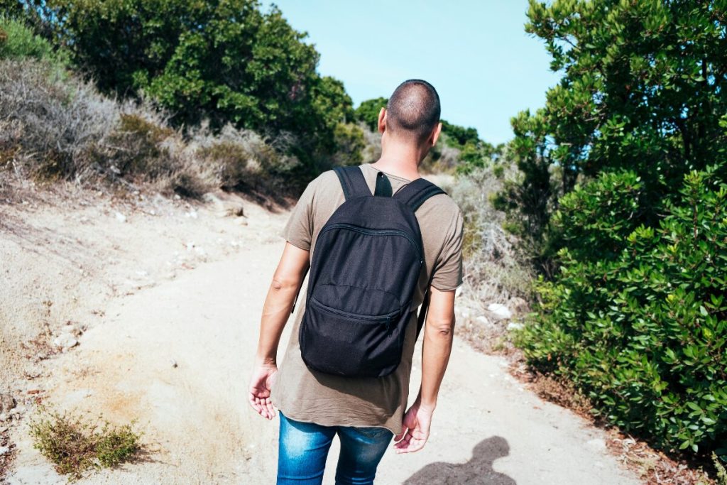 防災について話し合ってみて
まずはカタチから
リュックを背負う男性