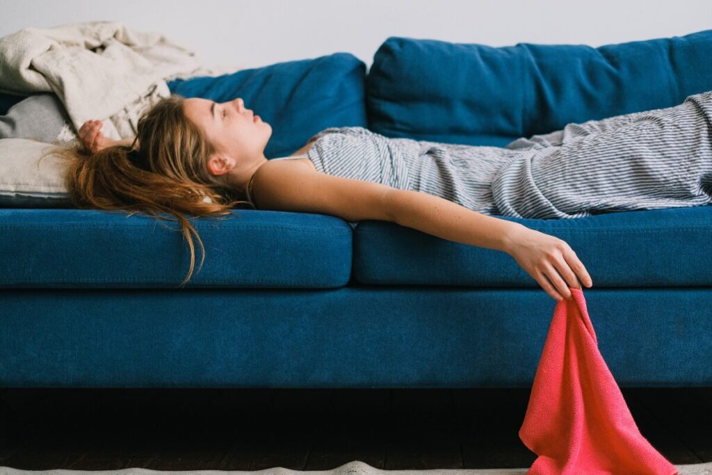 熱中症に気を付けて！
熱中症とは？
ソファ上で寝込む女性