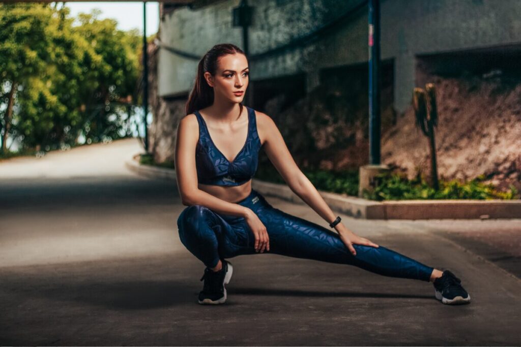 脚を開くと寿命が延びる？
軽いストレッチって何？
準備運動をする女性
