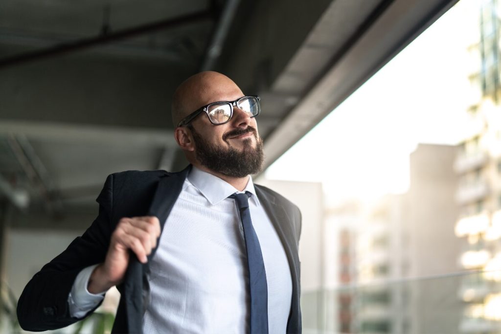 一人旅のススメ
人は何故旅に出る
スーツを脱ぐ男性