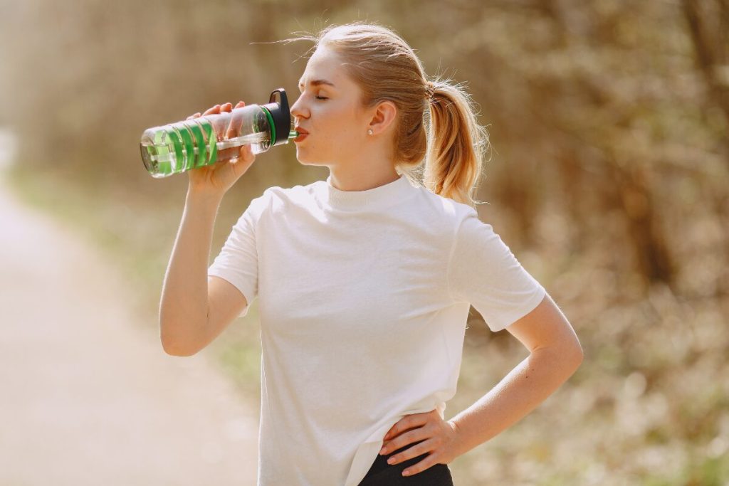 まずはカタチから
水
水を飲む女性