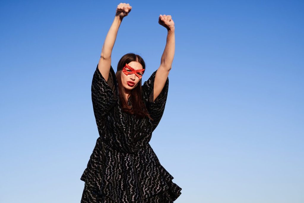 友達以上恋人未満の大人デートって難しくないですか？
きっかけさえあれば！
両手の拳を突き上げる女性