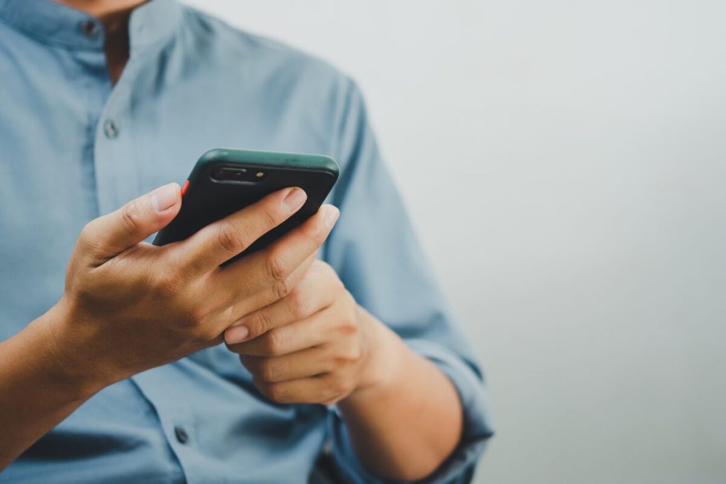 マッチングアプリのいいね数がまるでマジックでした
男性がいいねをする時
スマホをタップする男性