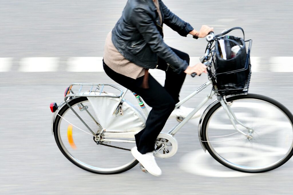 デジタルタトゥーを彫る人
ケース1自転車おばさん
自転車にのる人
