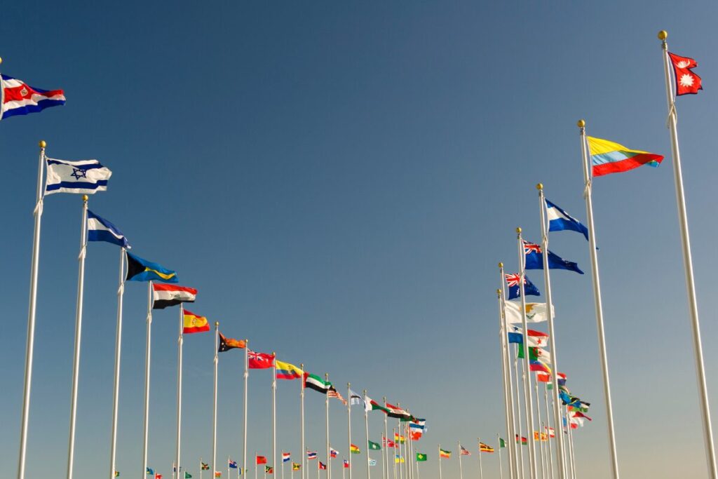 いじめ　同調圧力　村八分
世界のいじめと日本のイジメ
各国の国旗
