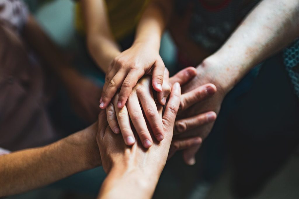 恋するあなたの祈りの力と言葉の力
認知共有能力
手をつなぎ合う人々