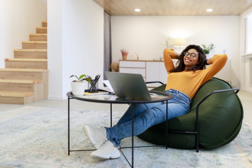 マッチングアプリのいいね数がまるでマジックでした
恐ろしい勘違い
ソファでふんぞり返ってる女性