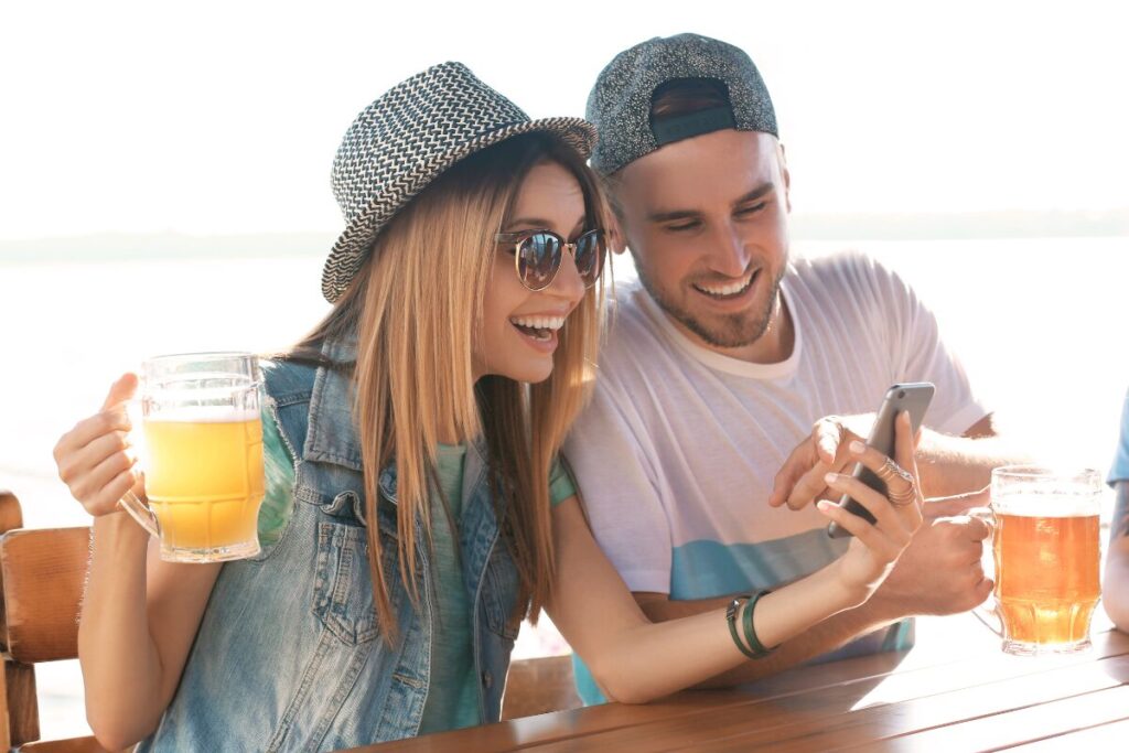 マッチングアプリにいるお会いしたくない男性たち
既婚の男
スマホをのぞき合うカップル