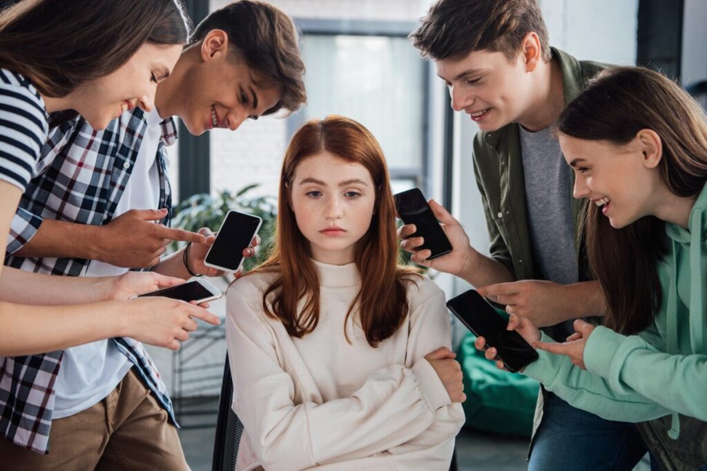いじめ　同調圧力　村八分
同調圧力
周囲から文句を言われている女性
