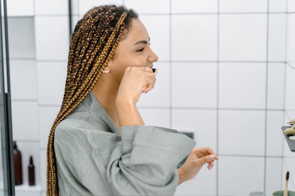 脚を開くと寿命が延びる？
ながらストレッチ
歯磨きをする女性
