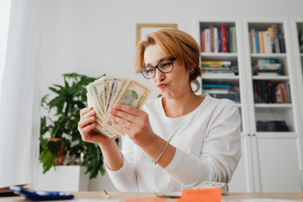 美人はどれくらい得をする？
年収の差
お金を数える女性