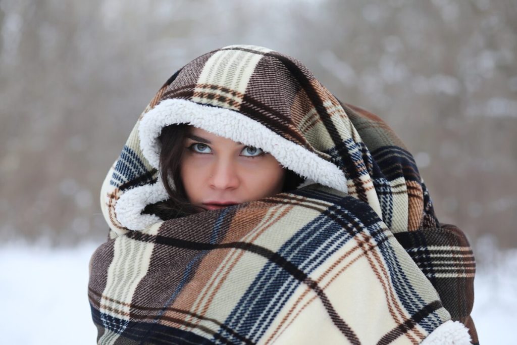 まずはカタチから
防寒対策
毛布にくるまる女性