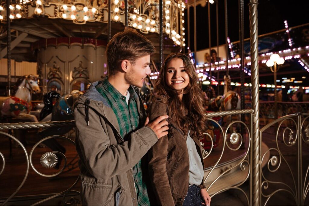 特別な経験は二人をぐっと近づける
非日常と言えば
遊園地のカップル