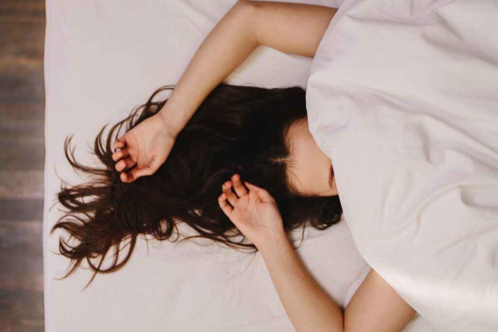 熱中症に気を付けて！
予防
ベッドで寝込む女性