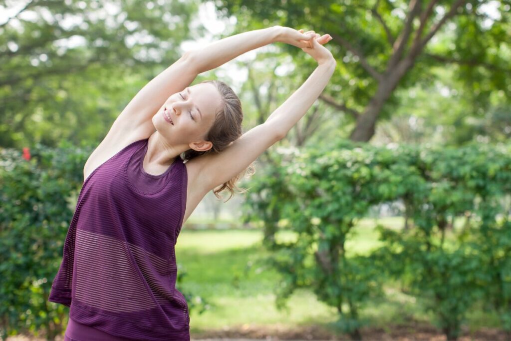 脚を開くと寿命が延びる？
残り15分を開脚に全振り
身体を横に傾ける女性

