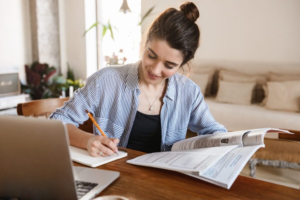 最強エクササイズ　ラジオ体操がやばい！
意外と知らない資格
勉強する女性
