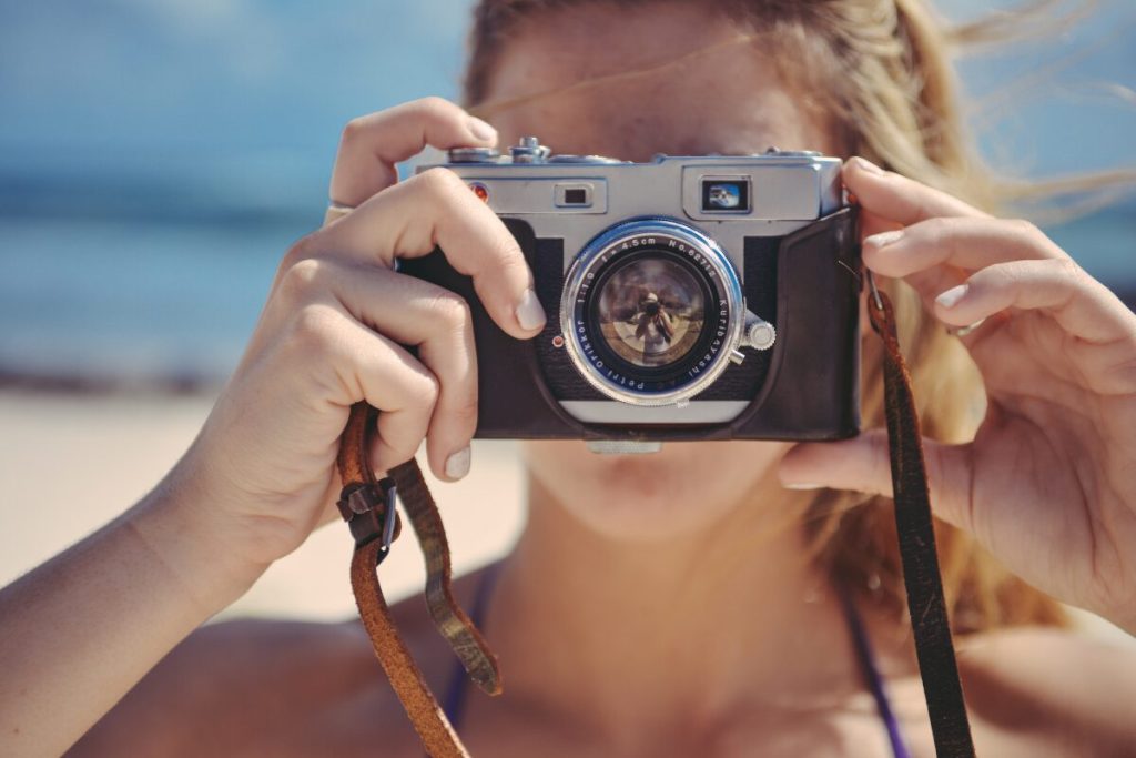 一人旅のススメ
旅のお供
写真と撮る女性
