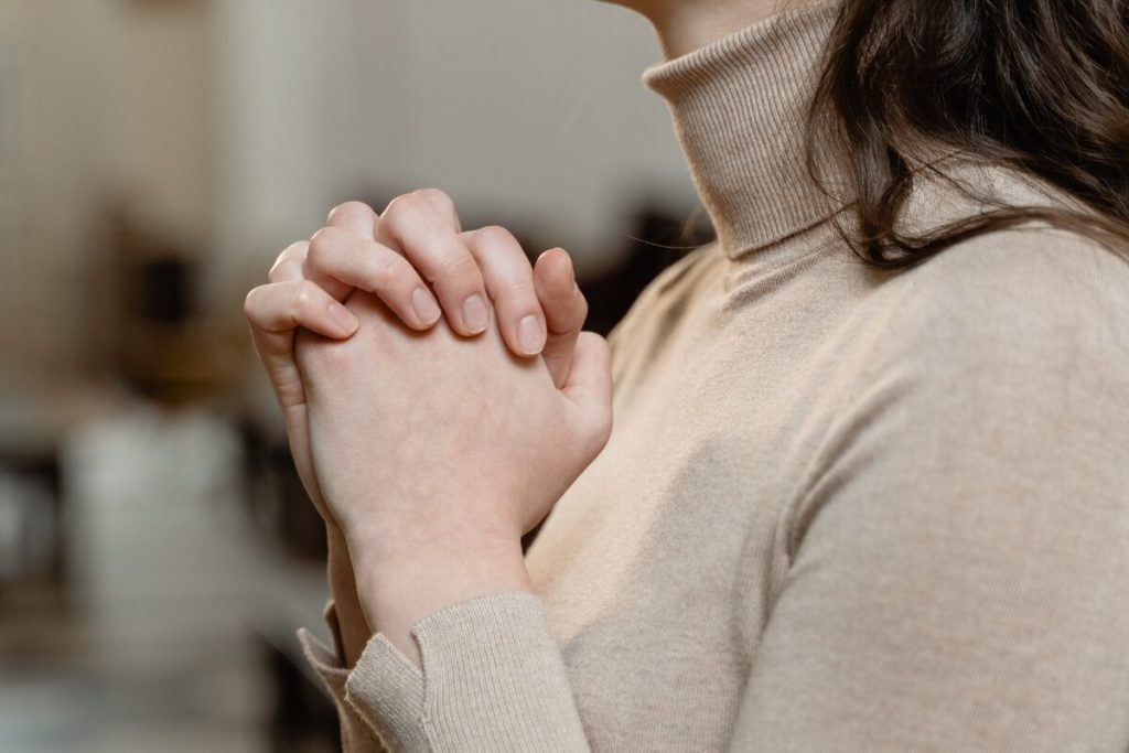 恋するあなたの祈りの力と言葉の力
祈りが届く時
祈る女性