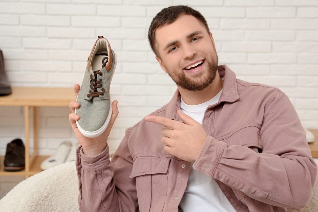 まずはカタチから
履物
靴を指さす男性