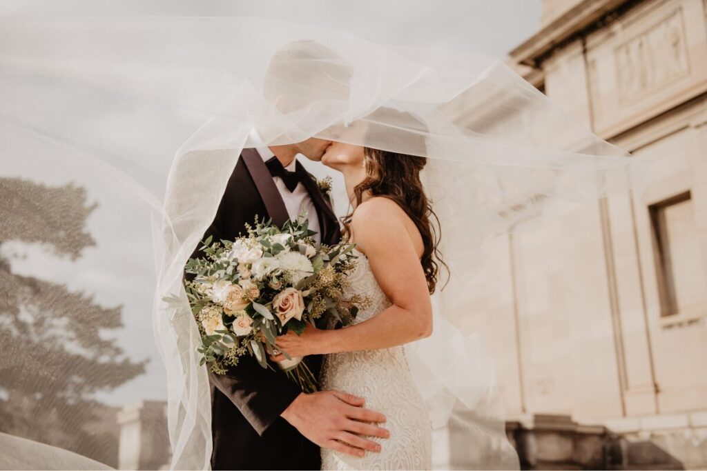 結婚式とは
幸せな結婚式を挙げるカップル