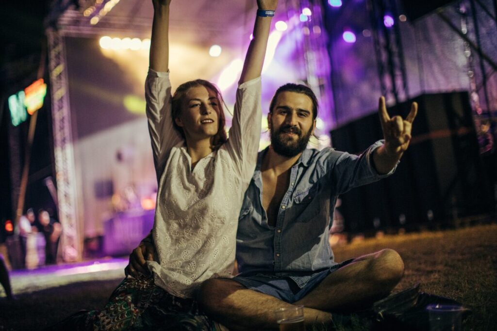 特別な経験は二人をぐっと近づける
ちょっと近所の非日常世界
ライブイベントを楽しむカップル