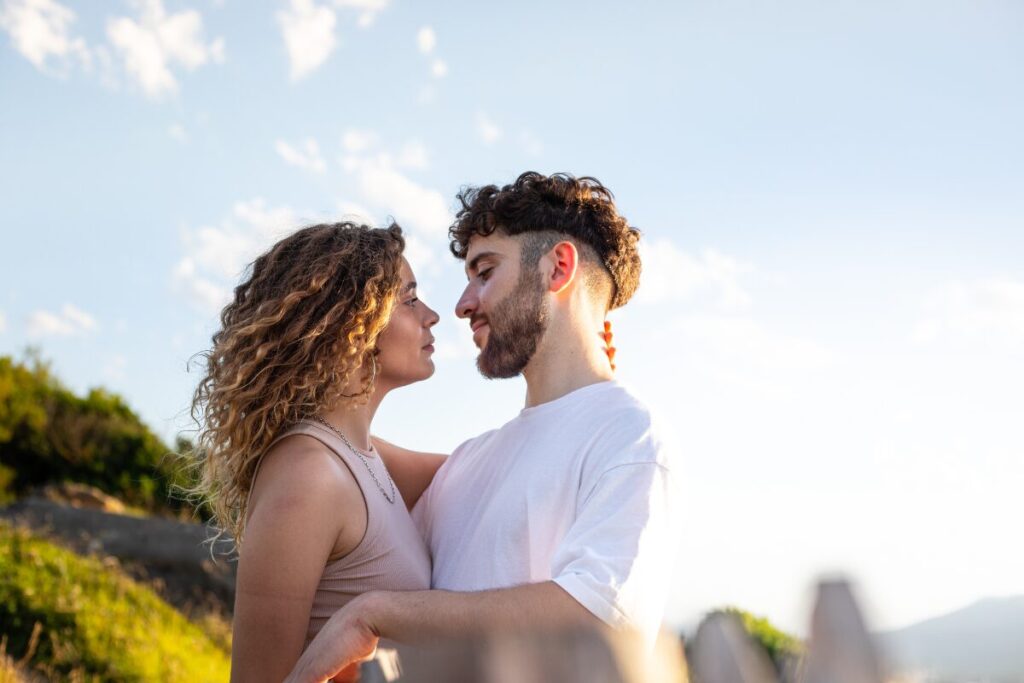 胸くそ注意、不倫する男の本音
互いに尊敬の念を持つ
見つめ合う男女