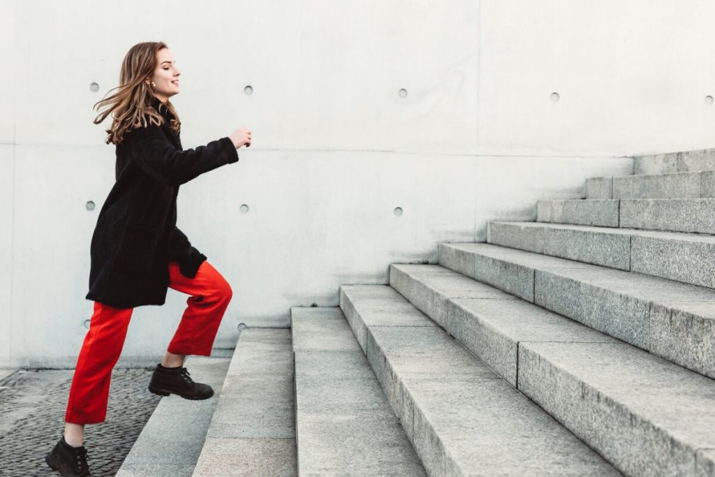 最強エクササイズ　ラジオ体操がやばい！
歩くことが大事
階段を歩く女性
